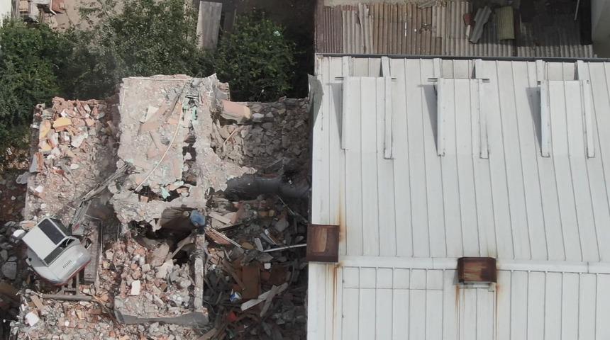 Arnavutköy'de vince bağlı iş makinesiyle tehlikeli yıkım