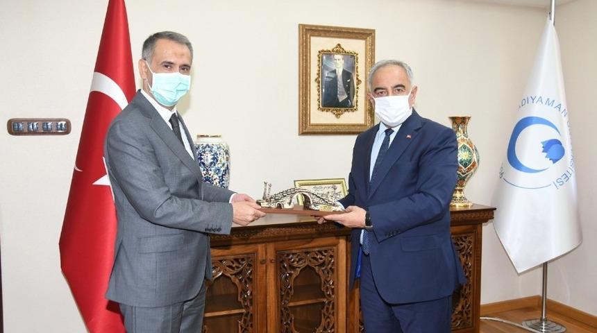 Vali &Ccedil;uhadar, Rekt&ouml;r Turgut ile bir araya geldi