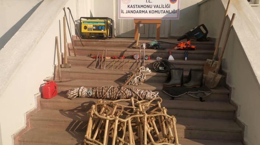 Kastamonu’da izinsiz define arayan 4 kişi suçüstü yakalandı