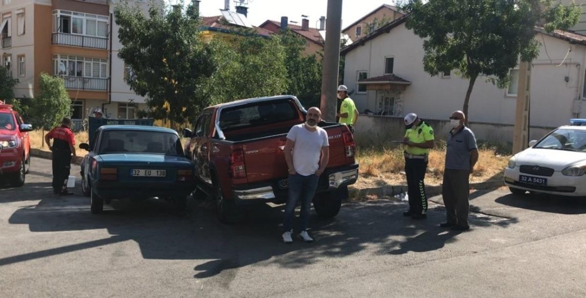 Otomobille kamyonet &ccedil;arpıştı: 2 yaralı