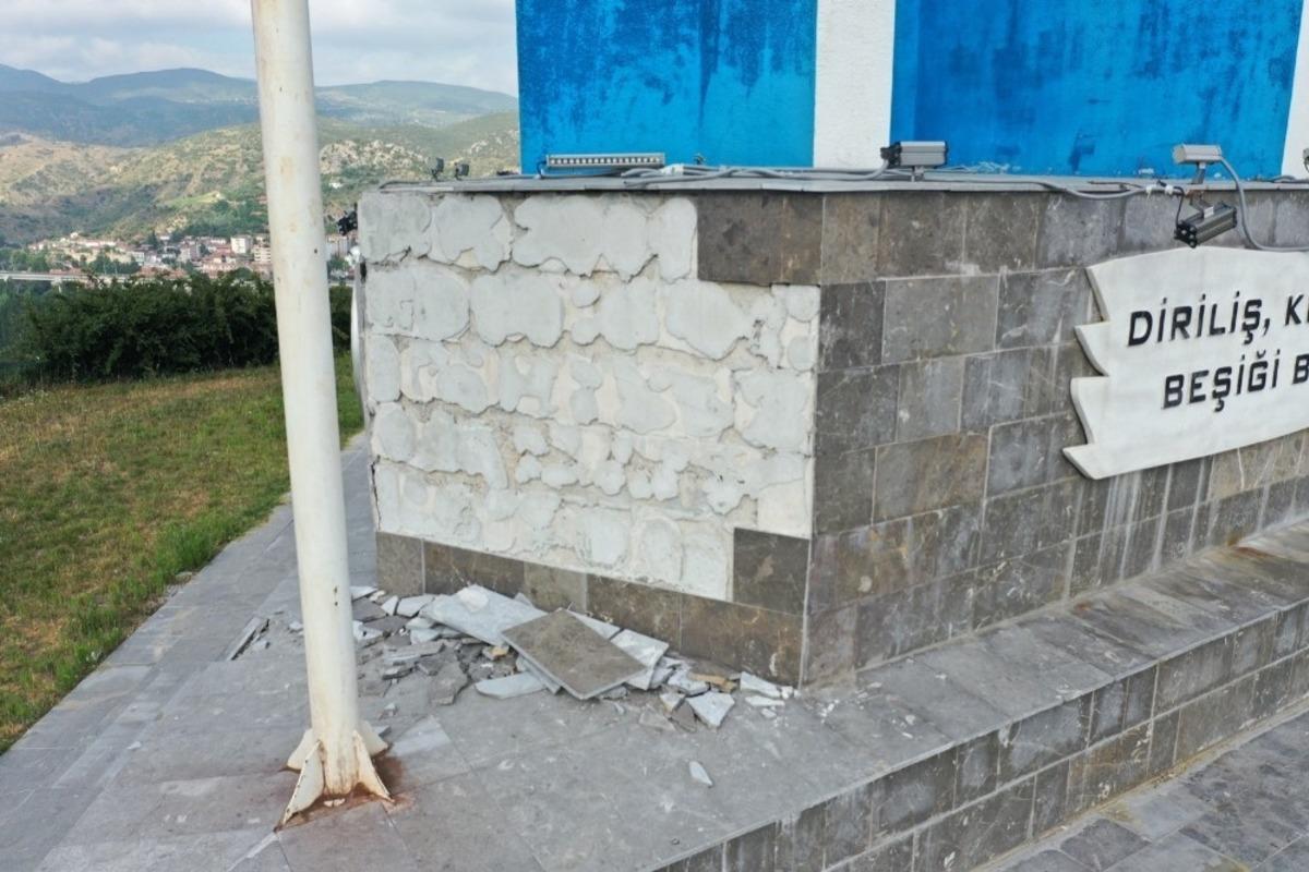 Kayı Boyu Anıtına &ccedil;irkin saldırı