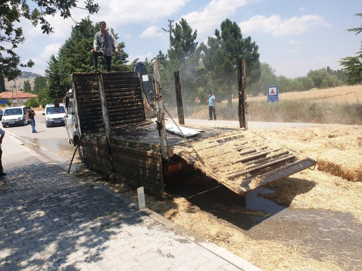 Seyir halindeki kamyonetin kasasındaki samanlar tutuştu!