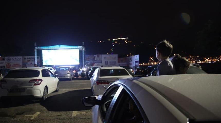&lsquo;Arabalı Sinema&rdquo; g&uuml;zel bir anı bıraktı