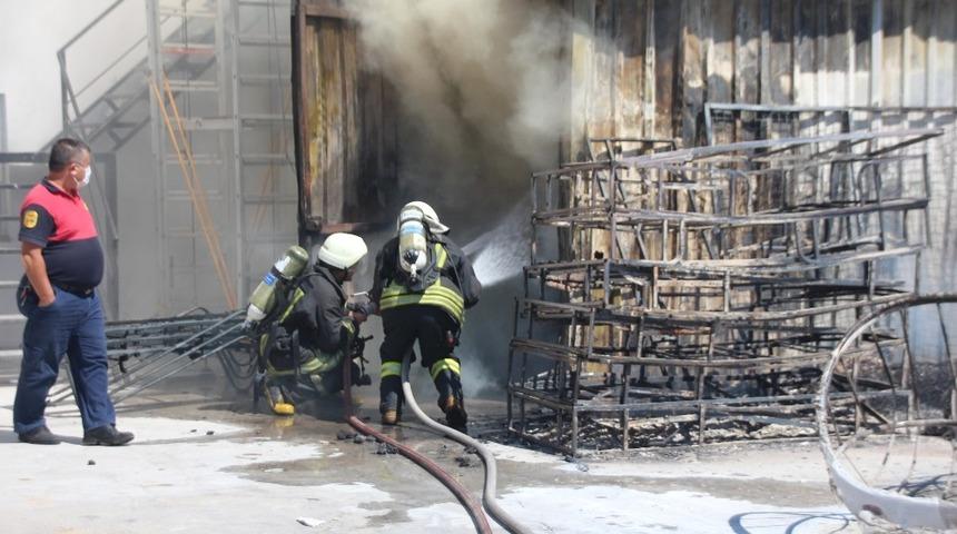 Mobilya mağazasında yangın! 100 bin lira 15 dakikada k&uuml;l oldu