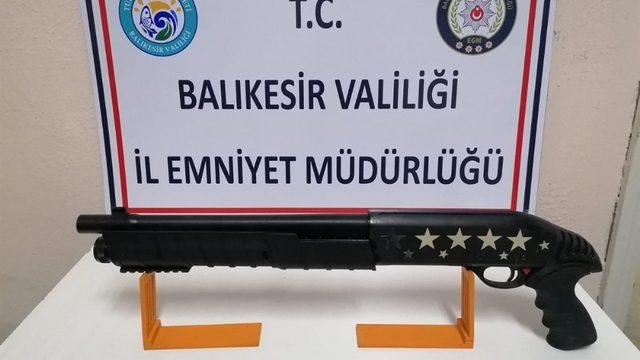 Balıkesir’de polis 5 silah ele geçirdi