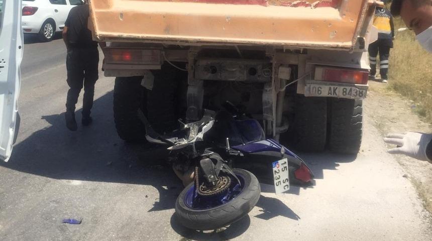 Kamyona arkadan &ccedil;arpan motosikletin s&uuml;r&uuml;c&uuml;s&uuml; ağır yaralandı