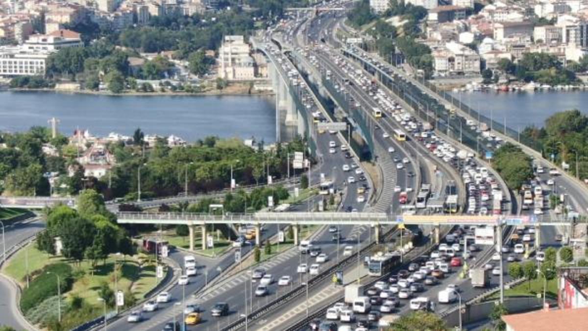 Hali&ccedil; K&ouml;pr&uuml;s&uuml;'nde onarım &ccedil;alışması nedeniyle trafik yoğunluğu!