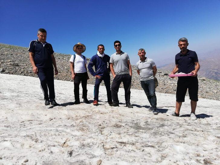 Temmuz'da karın ortasında piknik yaptılar G1