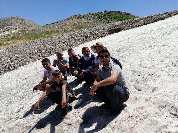 Temmuz'da karın ortasında piknik yaptılar G2