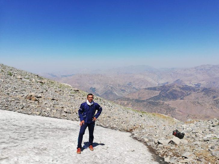 Temmuz'da karın ortasında piknik yaptılar G3