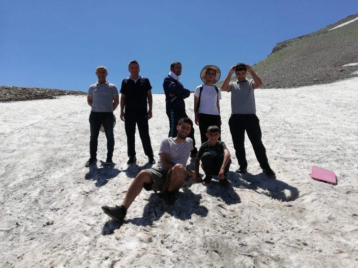 Temmuz'da karın ortasında piknik yaptılar G4