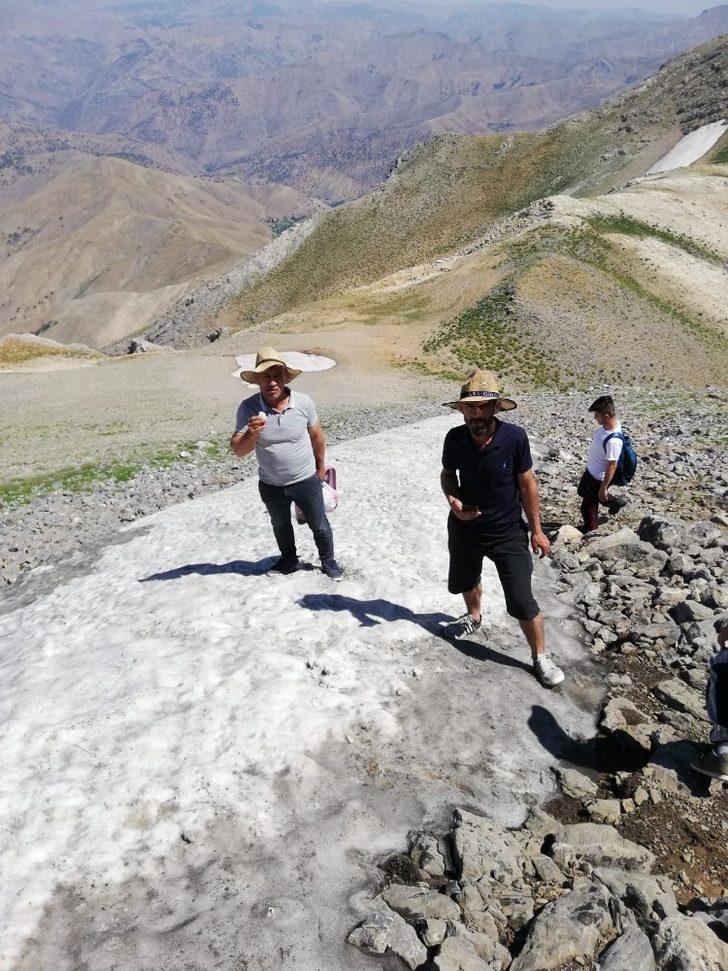 Temmuz'da karın ortasında piknik yaptılar G5