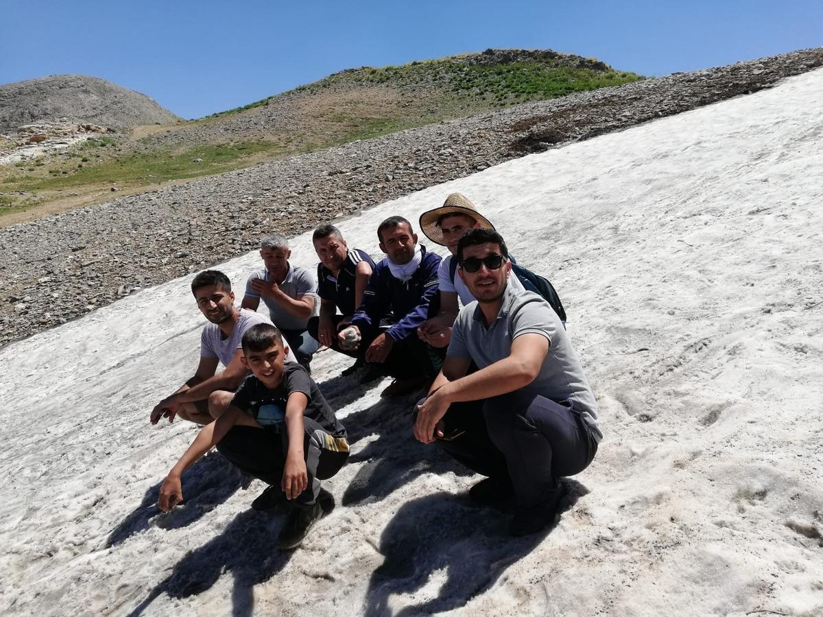 Temmuz'da karın ortasında piknik yaptılar