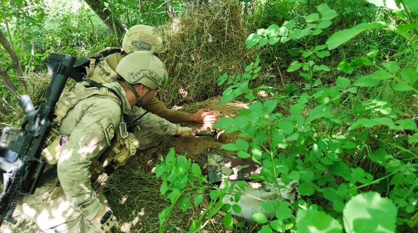 Hakkari Valiliği duyurdu! PKK'ya ait malzemeler ele geçirildi.