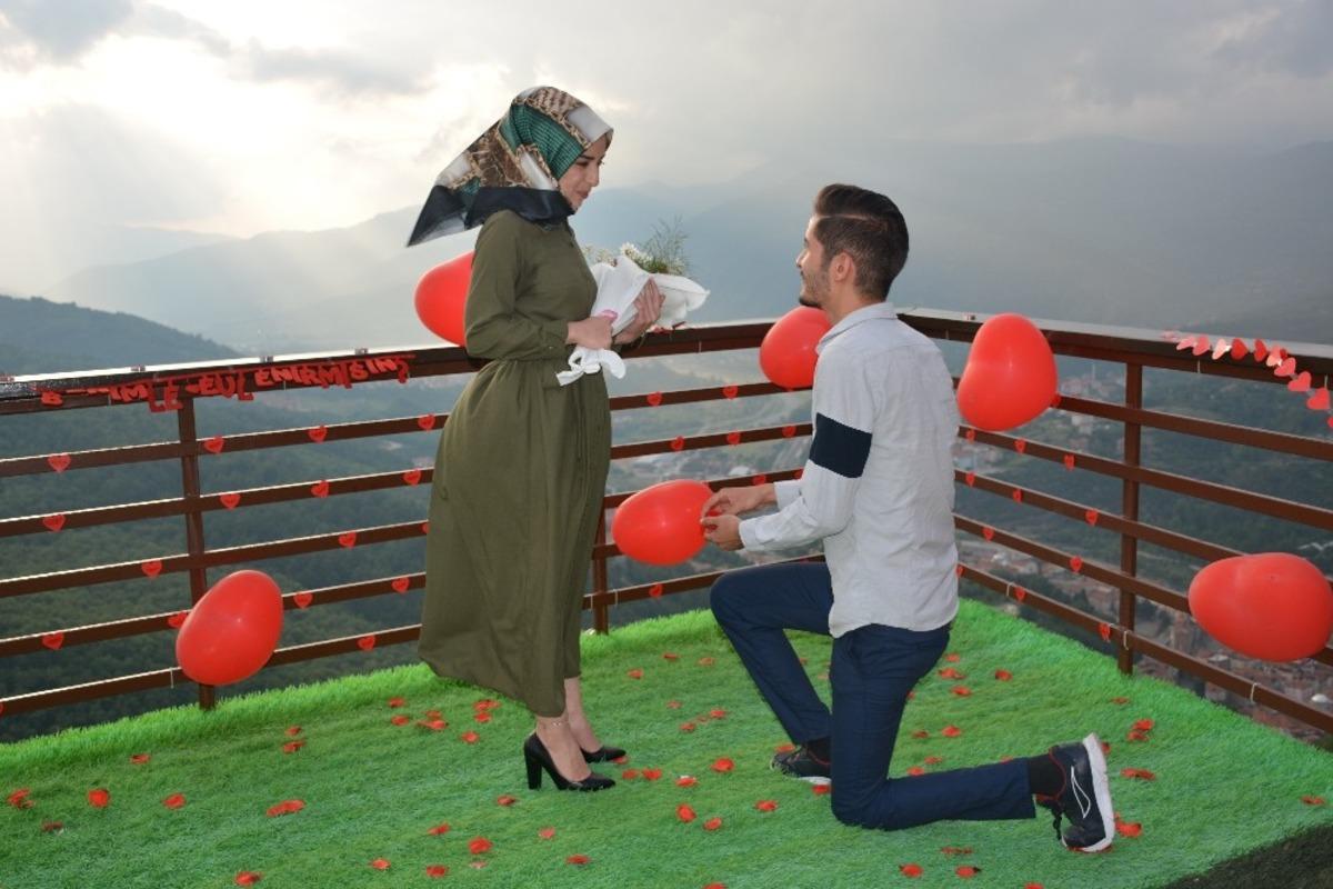 Manzarası ile meşhur Ihlamur Teras&rsquo;ta s&uuml;rpriz evlilik teklifi