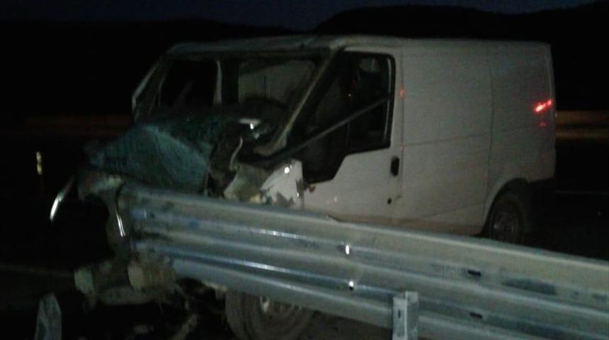 Malatya'da otomobil bariyerlere &ccedil;arptı: 1 &ouml;l&uuml;, 1 yaralı