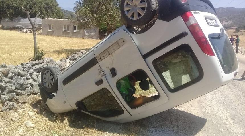 Kaş&rsquo;ta kontrolden &ccedil;ıkan ara&ccedil; duvara &ccedil;arptı