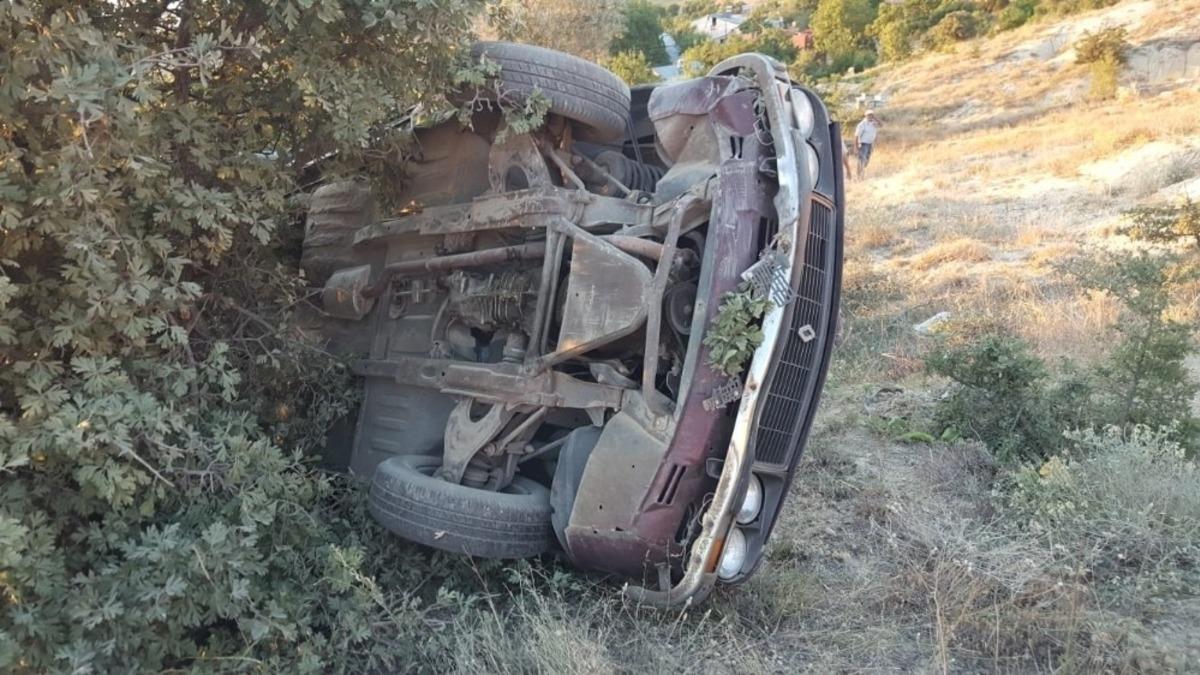 Otomobil u&ccedil;uruma yuvarlandı: 5 yaralı