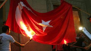 George Clooney'li törende Türk bayrağı yakıldı