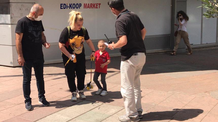 Annesi sokak ortasında dövmüştü! 4 yaşındaki çocuk koruma altına alındı