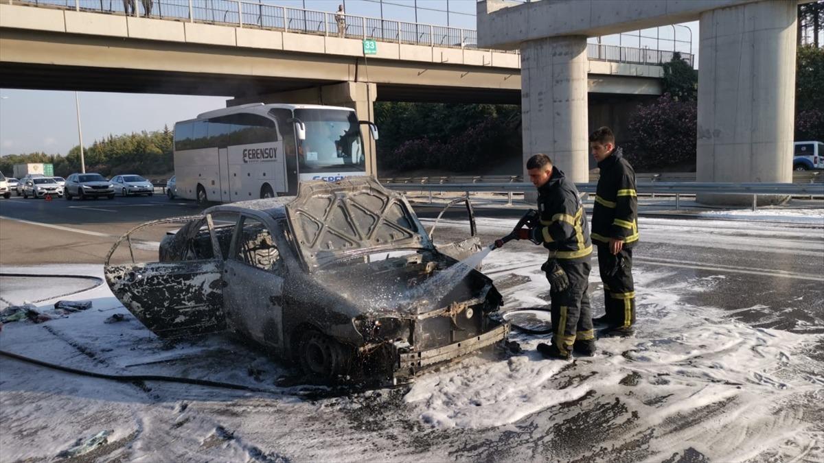 Anadolu Otoyolu'nda ara&ccedil; yangını ulaşımı aksattı