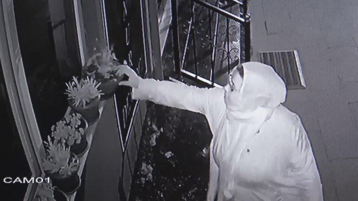 Olmaz olsun böyle anne! Çocuklarının gözü önünde hırsızlık yaptı G2