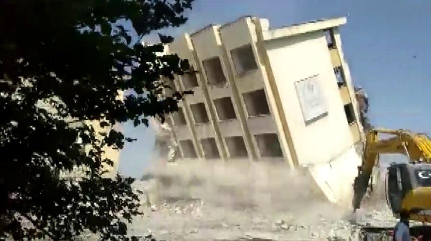 Yurt binası yıkıldı, o anlar b&ouml;yle g&ouml;r&uuml;nt&uuml;lendi