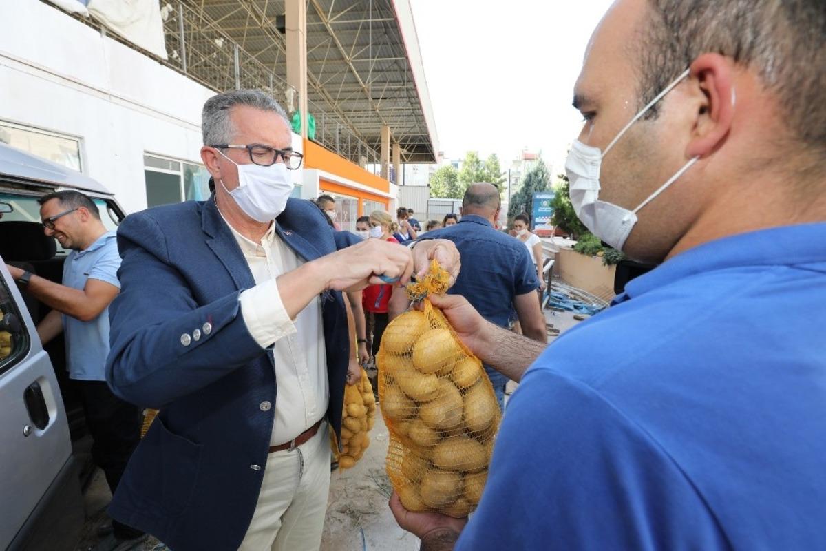 Gaziemir&rsquo;de 10 ton patates dağıtılmaya başlandı