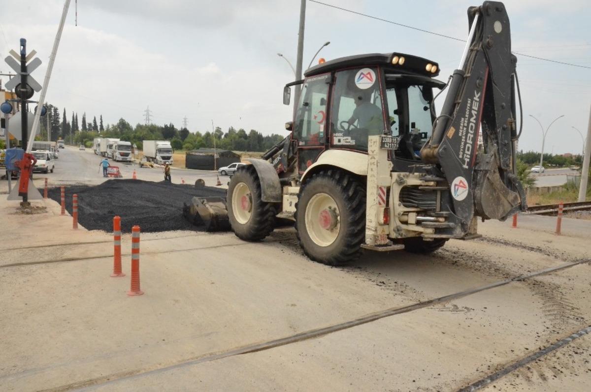 Tarsus&rsquo;ta hemzemin ge&ccedil;idin yıpranan zemini yenilendi
