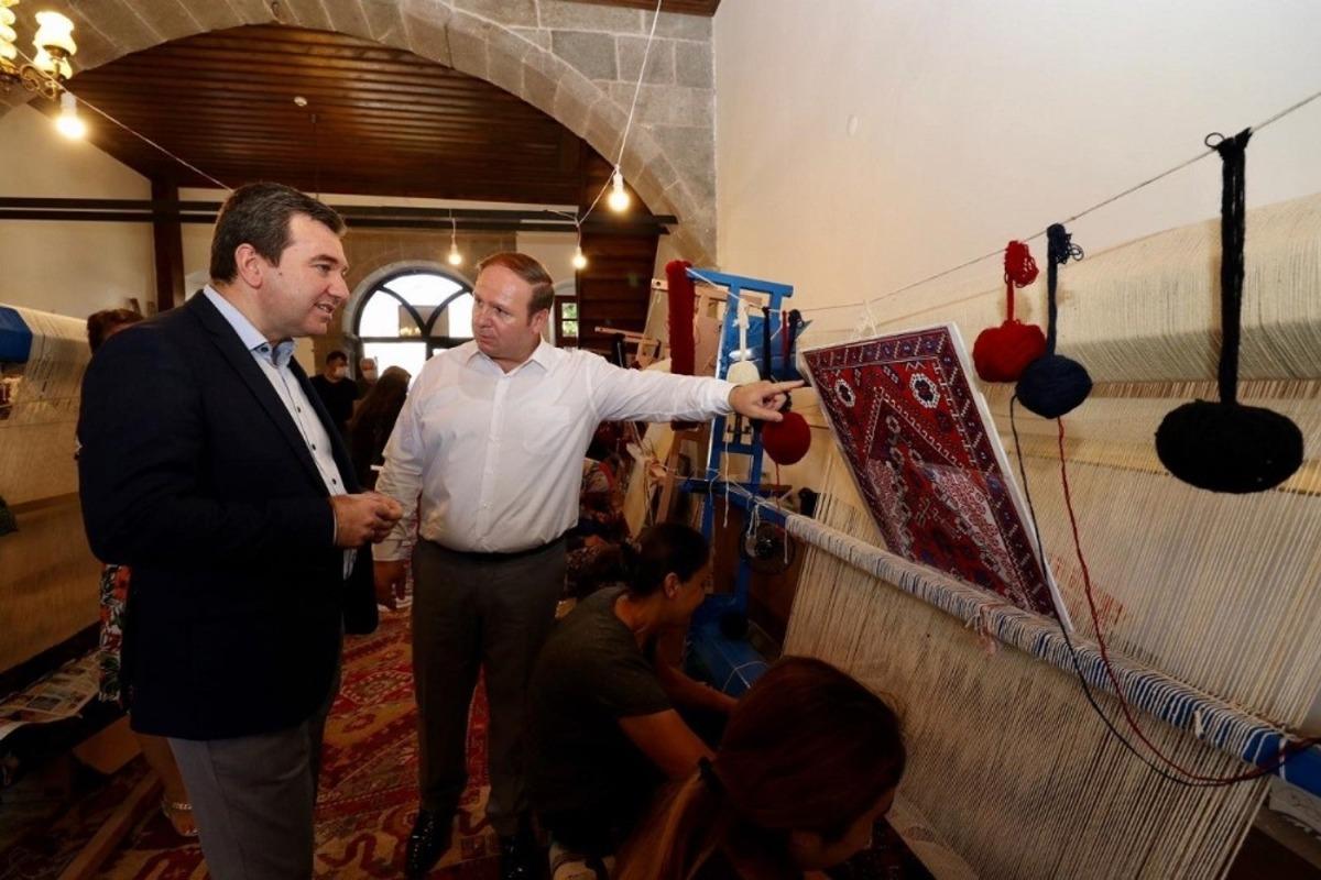 Bergama&rsquo;nın el dokuması halıları dile gelecek