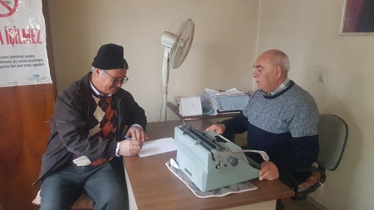 71 yaşındaki emekli zabıt katibi daktiloyla arzuhalcilik yapıyor
