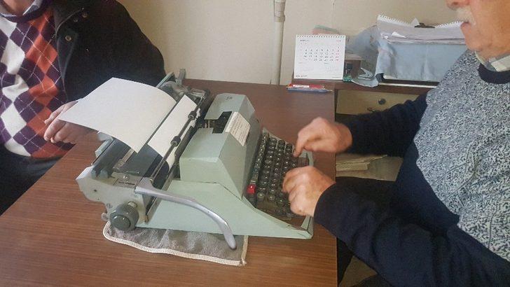 71 yaşındaki emekli zabıt katibi daktiloyla arzuhalcilik yapıyor G3