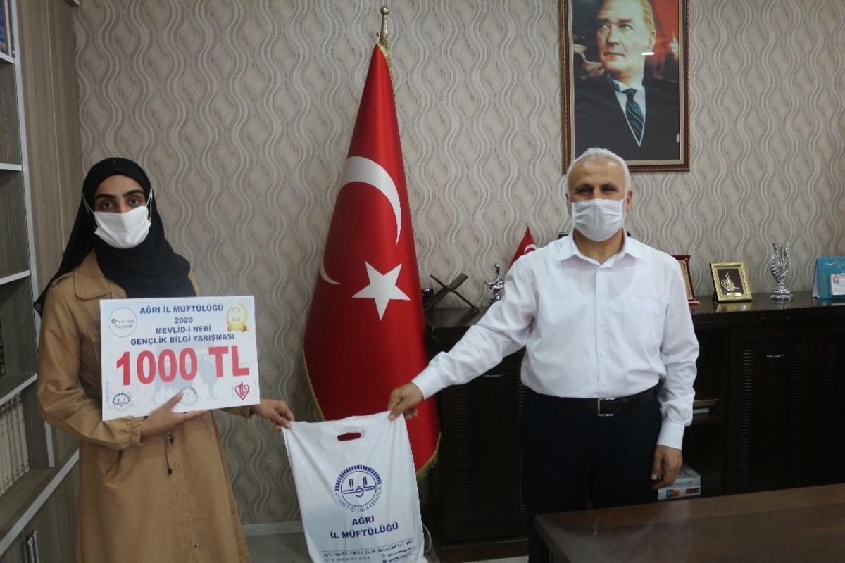 Mevlid-i Nebi Bilgi Yarışması&rsquo;nda dereceye giren &ouml;ğrenciler &ouml;d&uuml;llendirildi