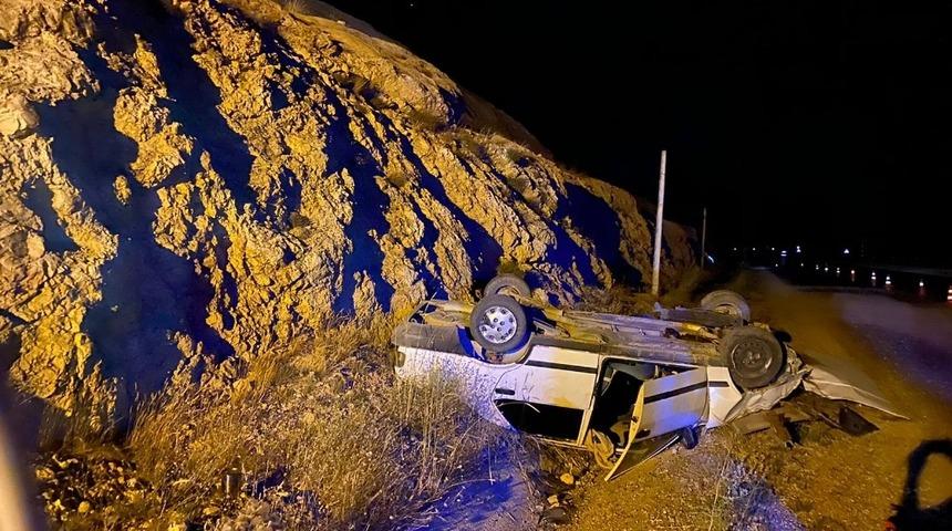 Otomobil ters d&ouml;nd&uuml;: 2 yaralı