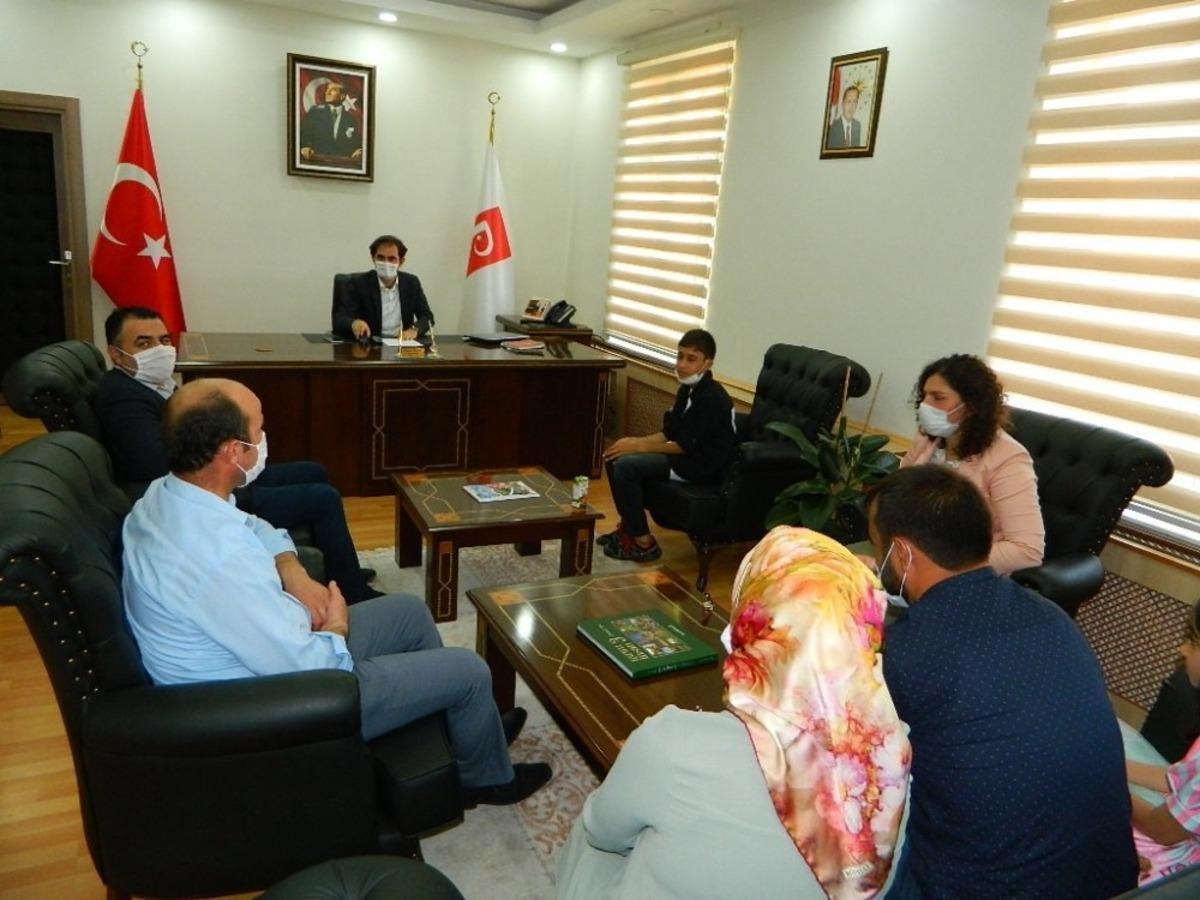 Kaymakam Mete&rsquo;den LGS&rsquo;de dereceye giren &ouml;ğrencilere hediye