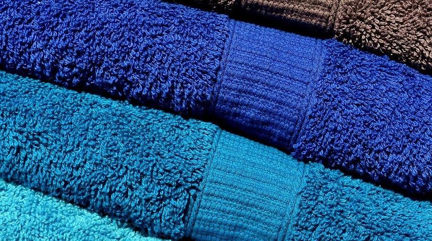 Meğer havlular bu y&uuml;zden sertleşiyormuş! Bu y&ouml;ntemlerle tekrar yumuşacık hale getirmek &ccedil;ok kolay...