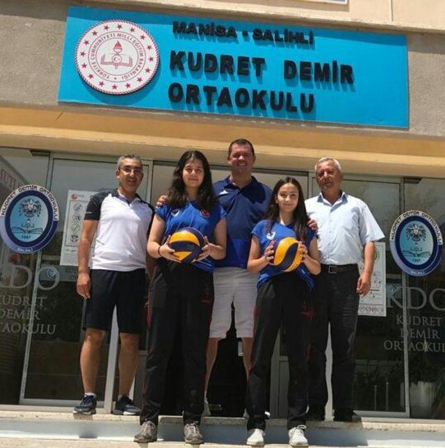 Salihli, Voleybol Lisesine 2 öğrenci gönderdi