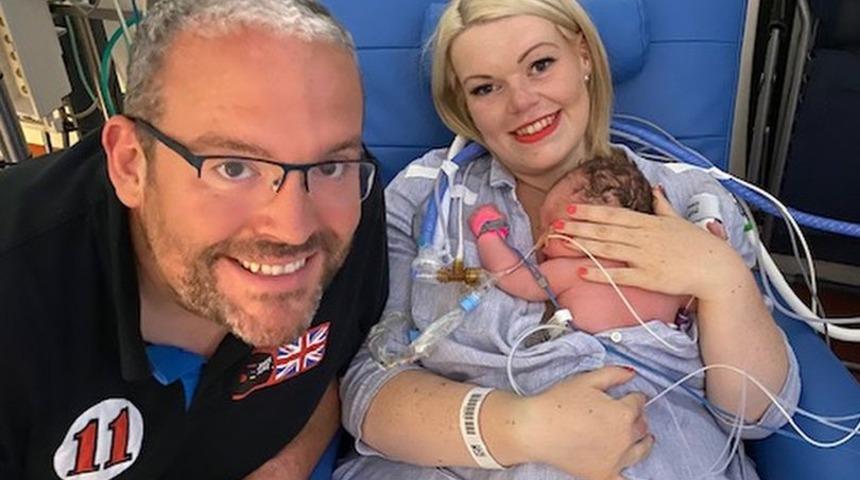 Doktor bağırsak hastalığı dedi, 1 saat sonra doğurdu