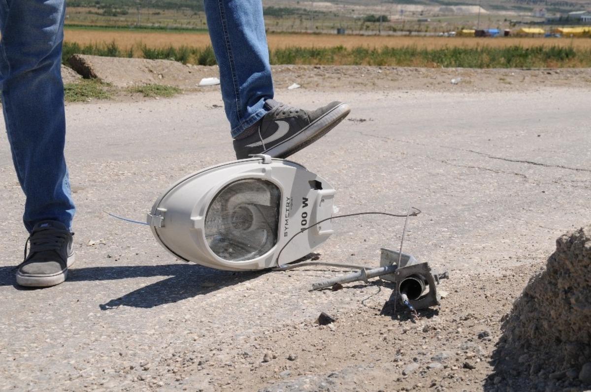 Yola d&uuml;şen sokak lambası tehlike oluşturdu