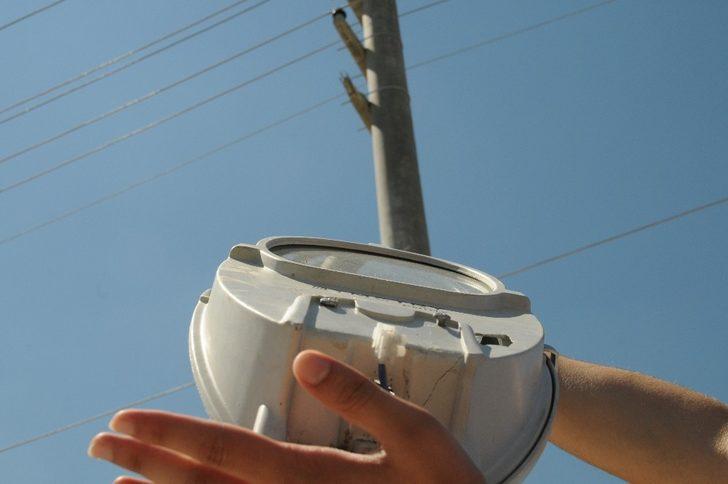 Yola düşen sokak lambası tehlike oluşturdu G2