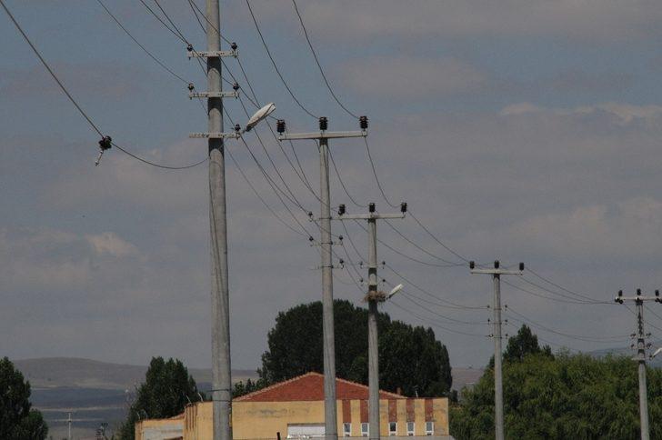 Yola düşen sokak lambası tehlike oluşturdu G4