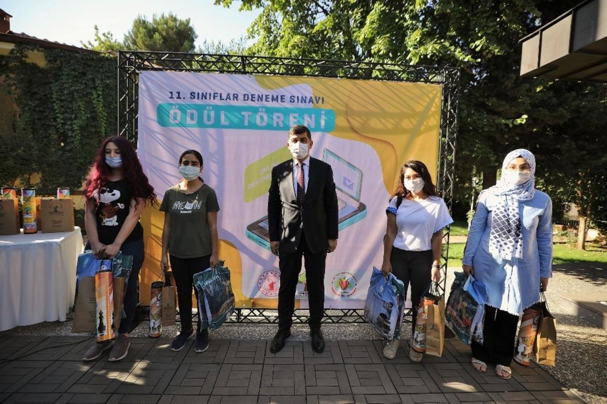 Şehitkamil&rsquo;den &ouml;ğrencilere YKS kitap seti desteği