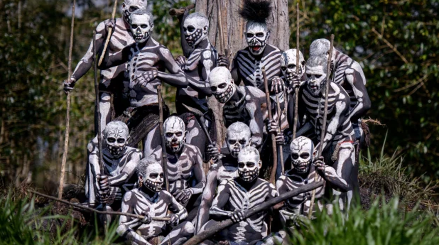 Tüm kabile vücutlarını iskelet şeklinde boyadı