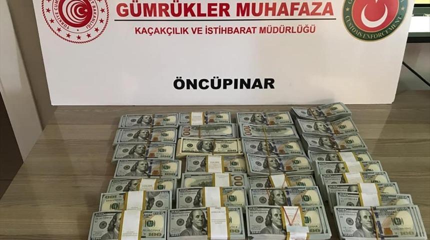 Kilis'te yasa dışı yollarla Suriye'ye g&ouml;t&uuml;r&uuml;lmek istenen 300 bin dolar ele ge&ccedil;irildi