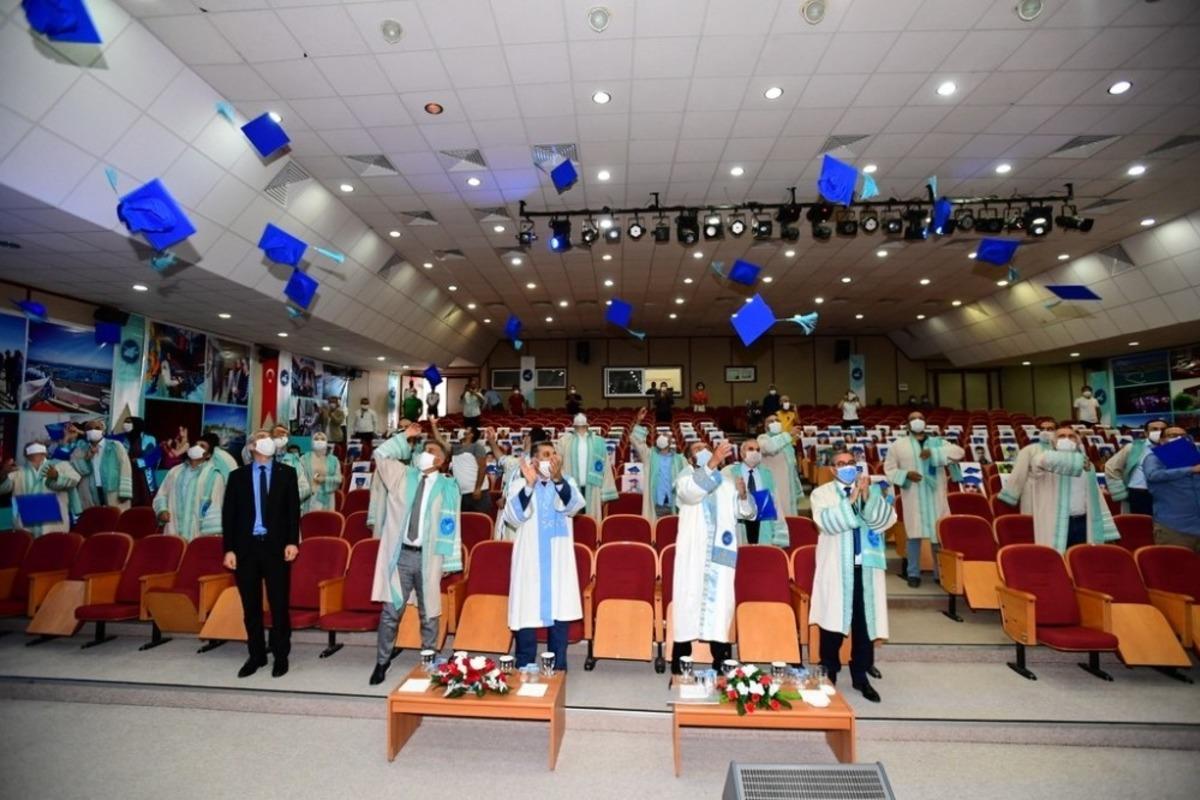 &Ouml;ğrencilerin katılamadığı mezuniyet t&ouml;reninde senato &uuml;yeleri kep fırlattı