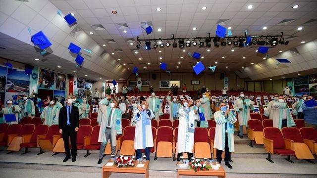 Öğrencilerin katılamadığı mezuniyet töreninde senato üyeleri kep fırlattı