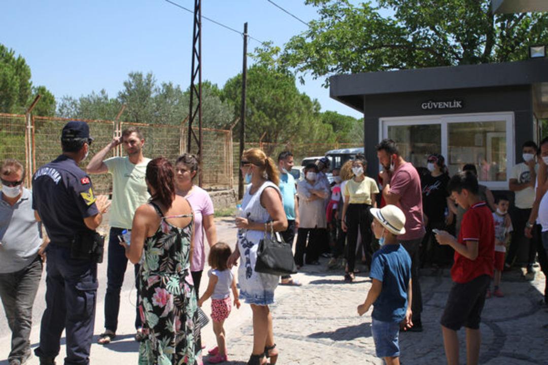 Ayvalık'ta b&uuml;y&uuml;k skandal! Otel el değiştirince kapıda kaldılar