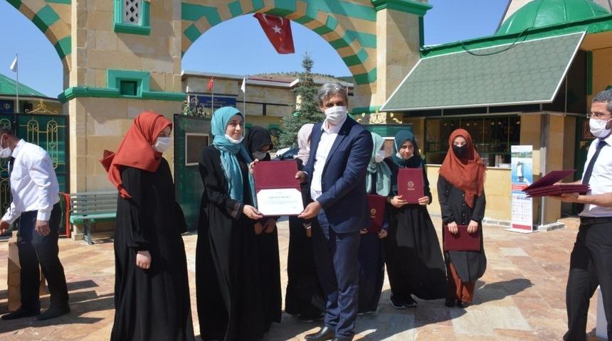 Yozgat&rsquo;ta eğitimlerini tamamlayan 21 &ouml;ğrenciye hafızlık belgeleri verildi