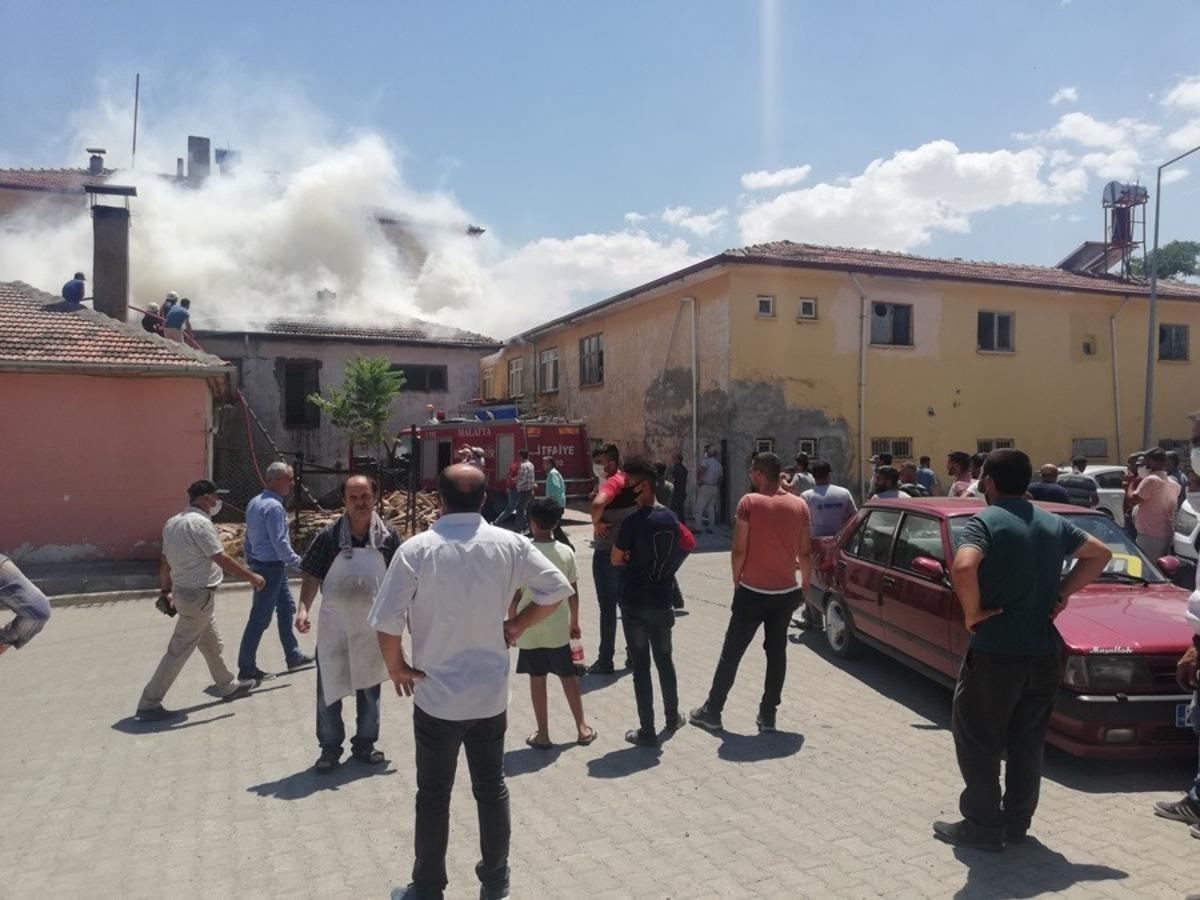 &Ccedil;atı yangını korkuttu