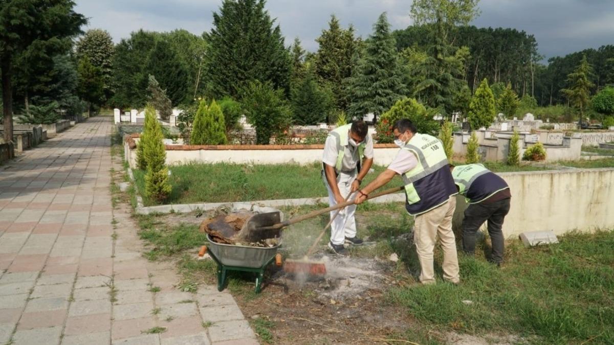 D&uuml;zce Belediyesi mezarlıkları bayrama hazırladı